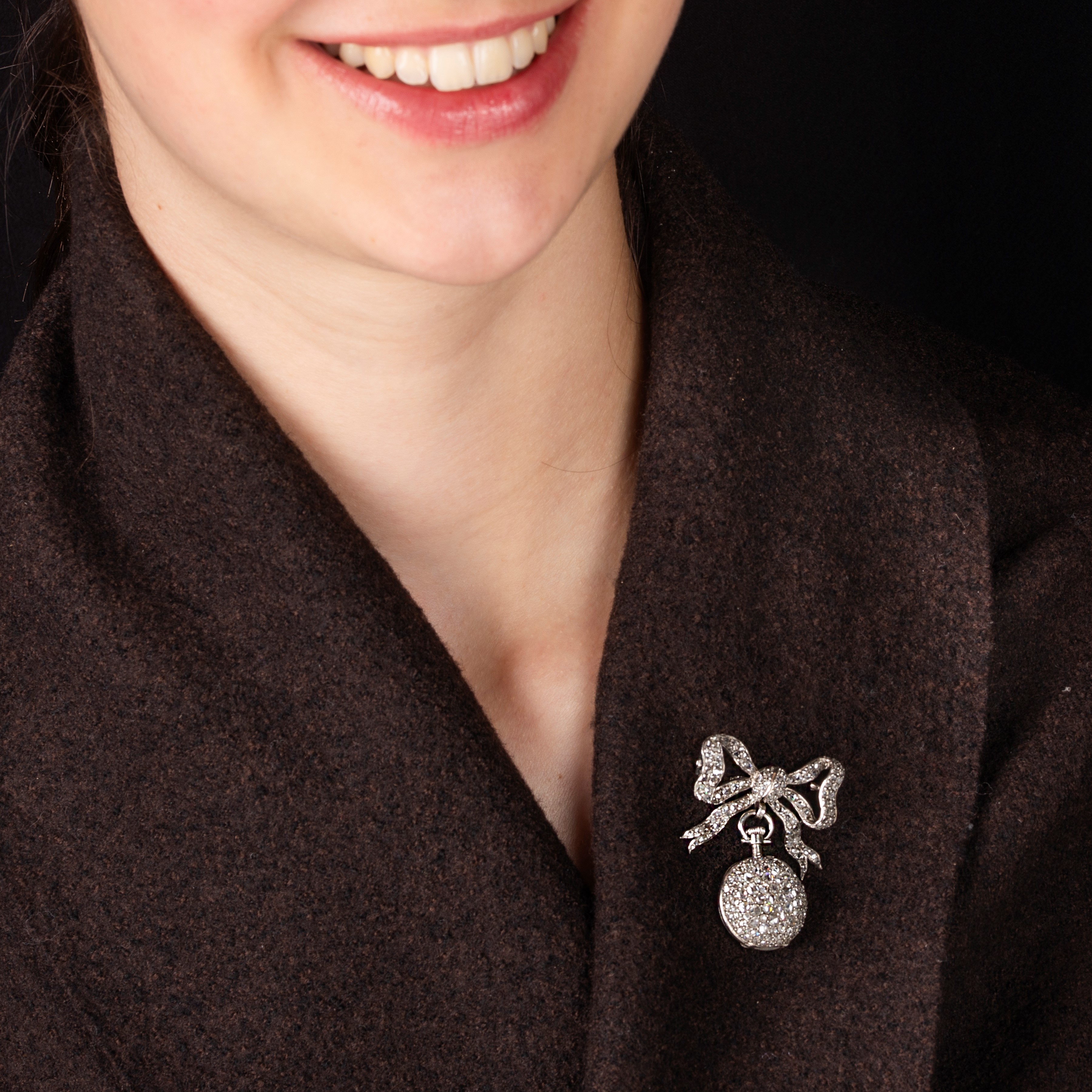 Spilla a fiocco con orologio in oro bianco 18 kt e diamanti