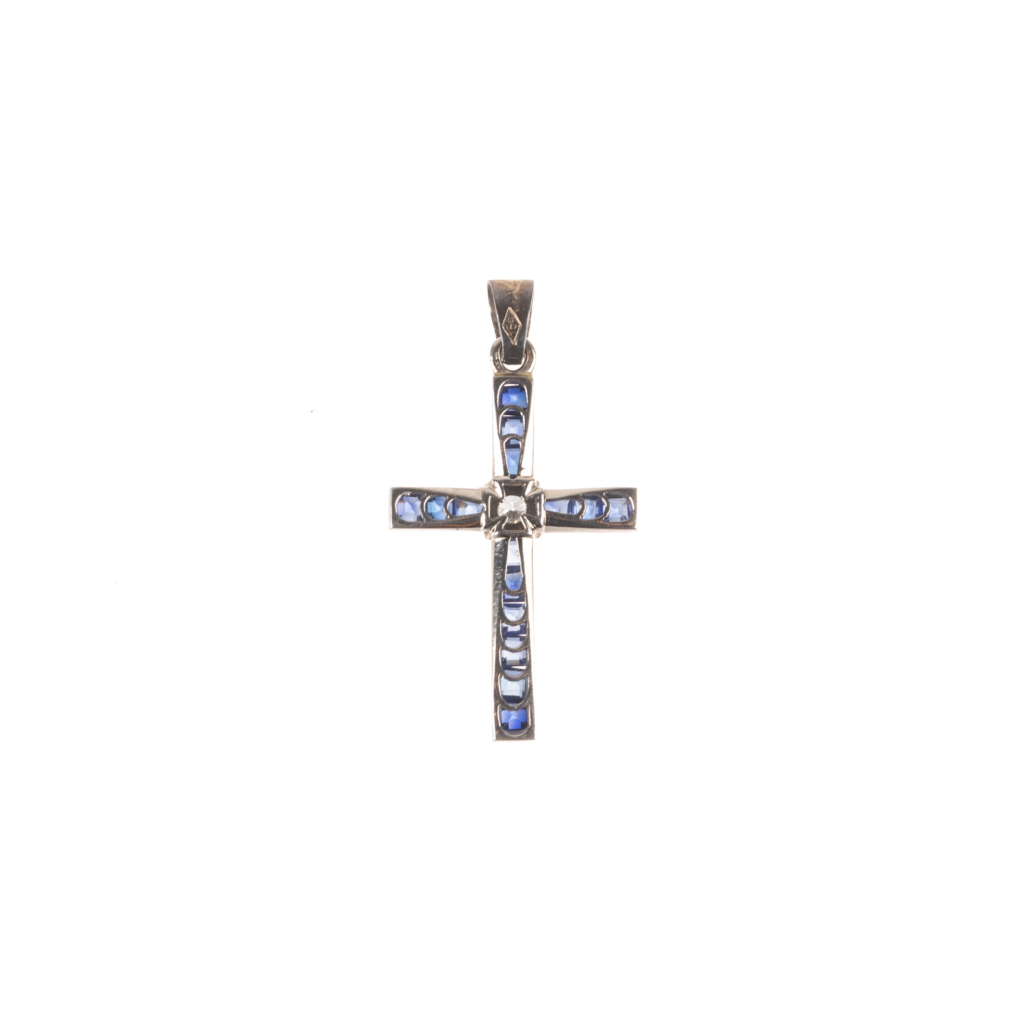 Croce in oro bianco, diamanti e pietre sintetiche blu