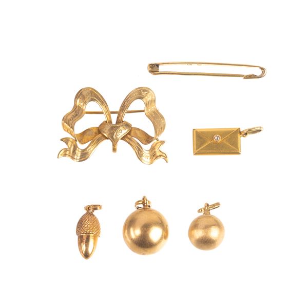 Spilla fiocco con boule in oro giallo 18 kt, tre pendenti e una spilla in oro giallo 18 kt