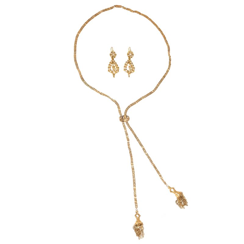 Paio di orecchini pendenti in oro 9kt e microperle e Lunga collana saliscendi in oro 9kt