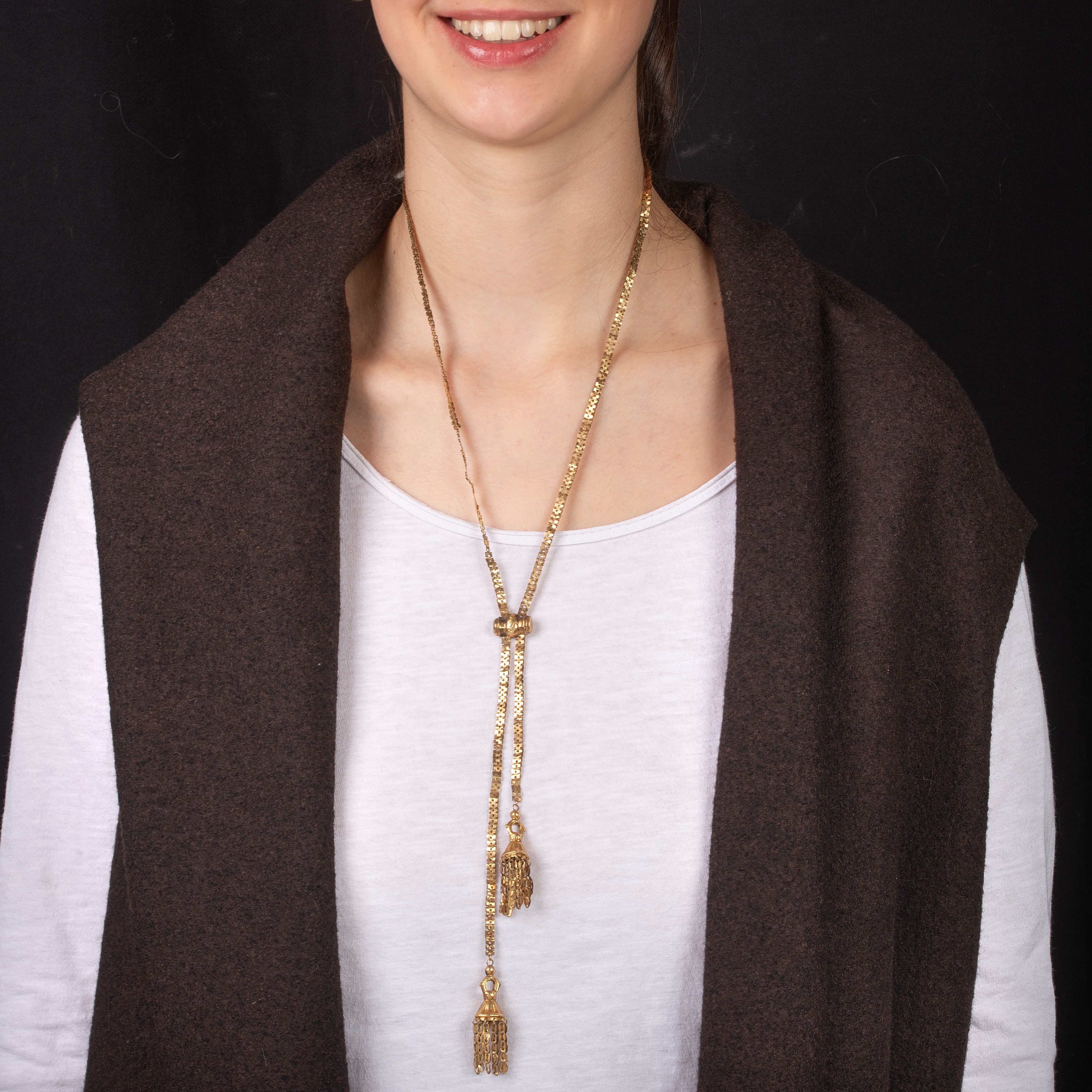 Paio di orecchini pendenti in oro 9kt e microperle e Lunga collana saliscendi in oro 9kt