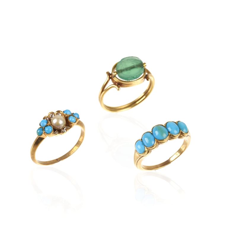 Due anelli in oro giallo 18 kt e uno in oro basso, turchese, perle e pietra verde