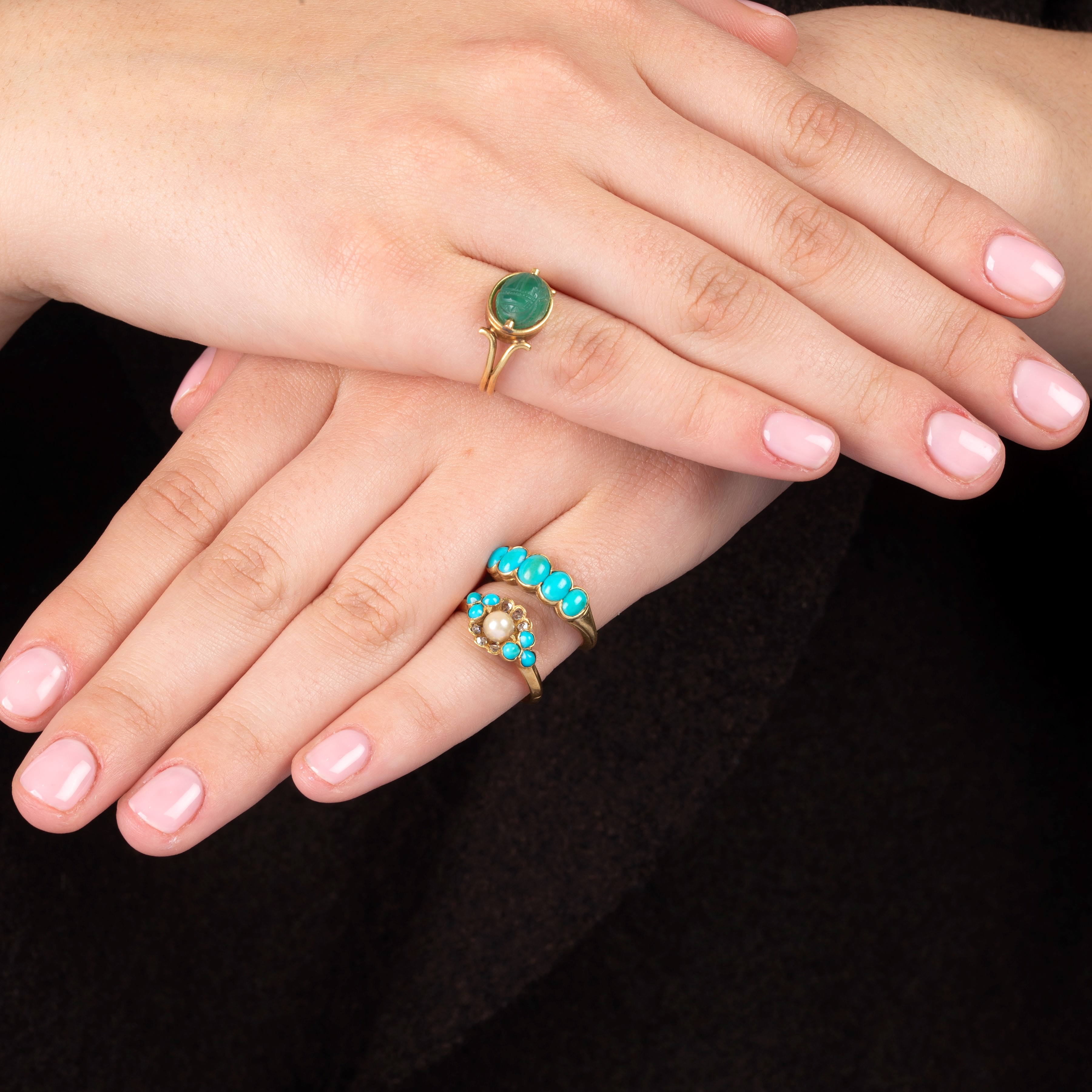 Due anelli in oro giallo 18 kt e uno in oro basso, turchese, perle e pietra verde