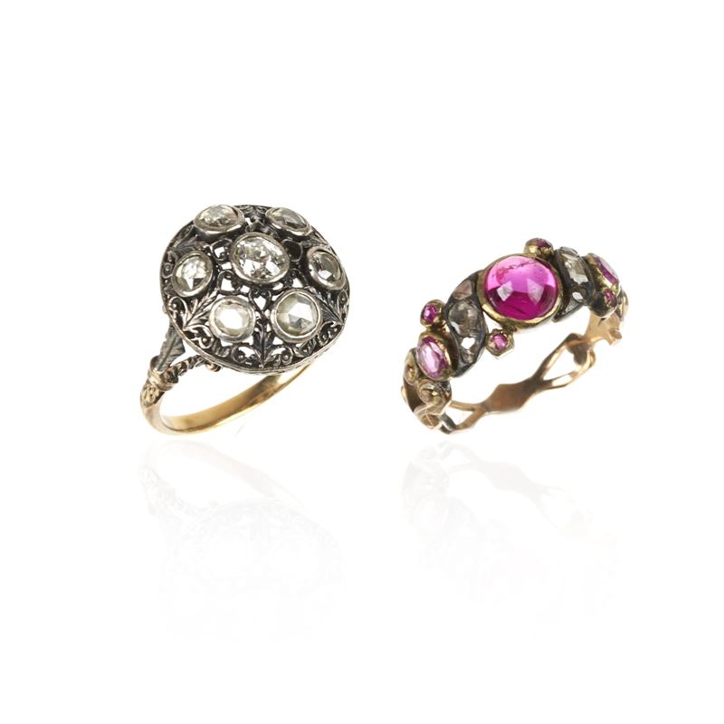 Anello a scudo in oro basso, argento, diamanti e fede in oro basso, argento, rubini e pietra ross...