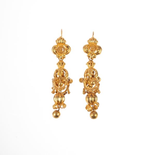 Pair of long 18 kt yellow gold pendant earrings