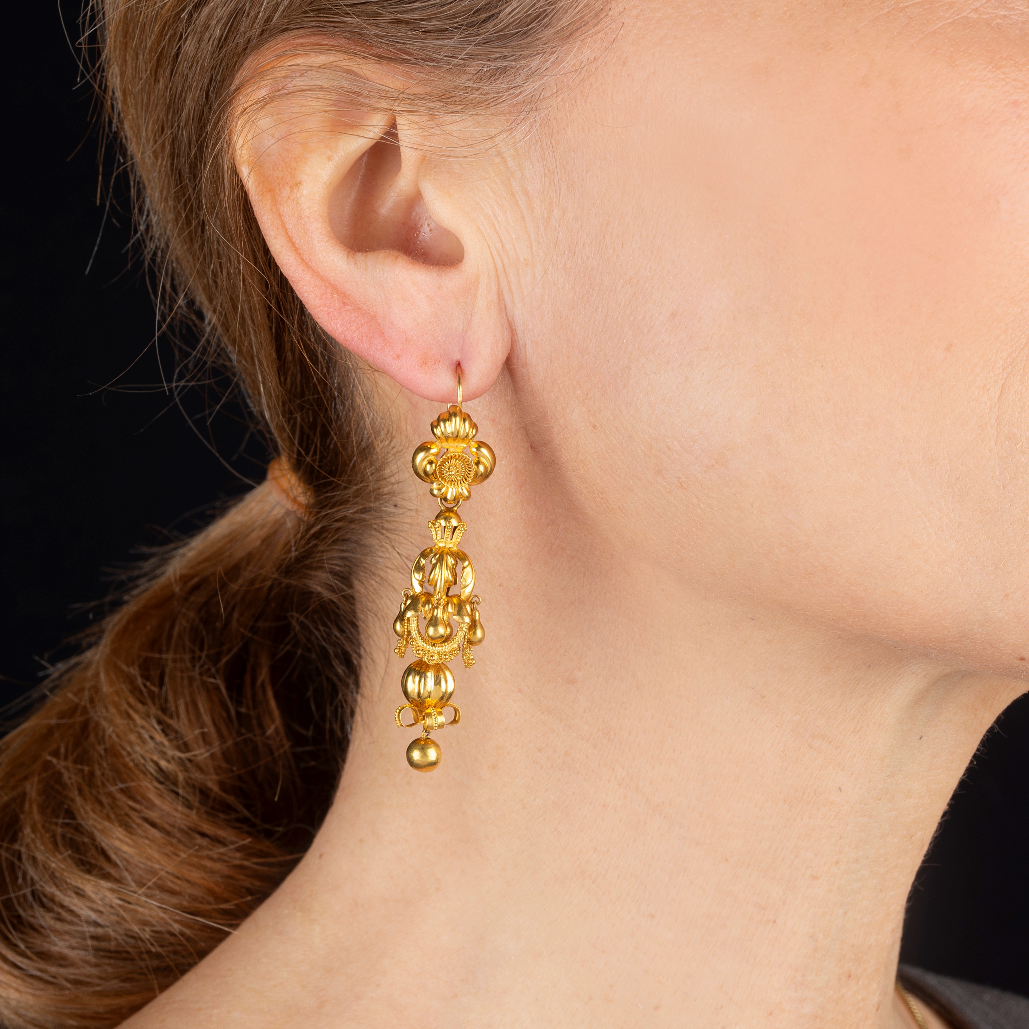 Paio di lunghi orecchini pendenti in oro giallo 18 kt