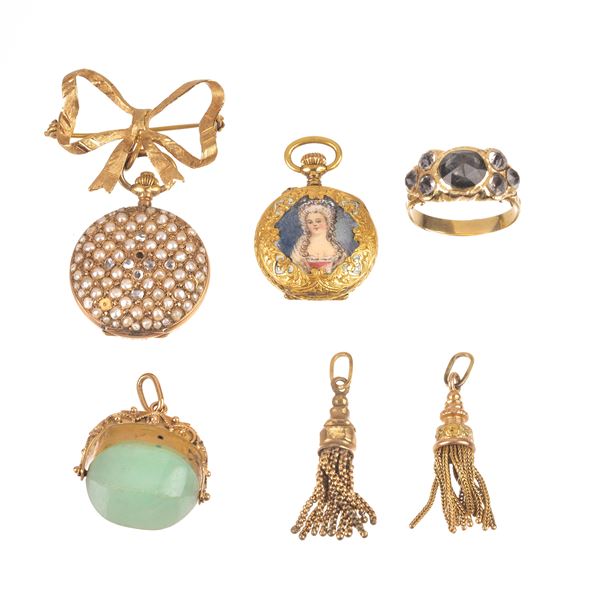 Due orologi da tasca in oro basso e perle, un sigillo e un anello in oro basso, argento e pietre