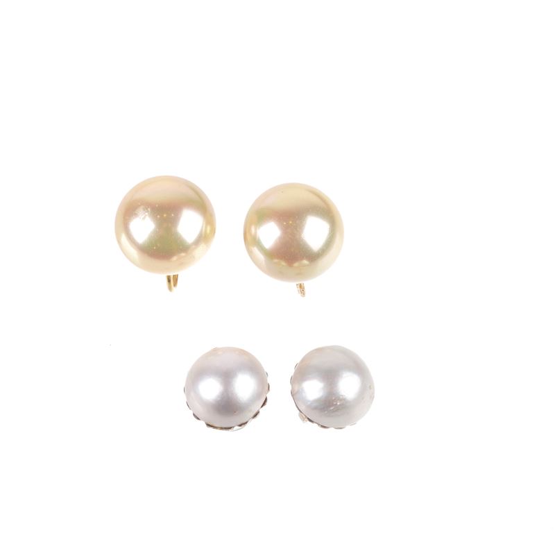 Grandi orecchini in oro bianco 18 kt e perle mabè e un paio con perle gold e oro giallo 18 kt