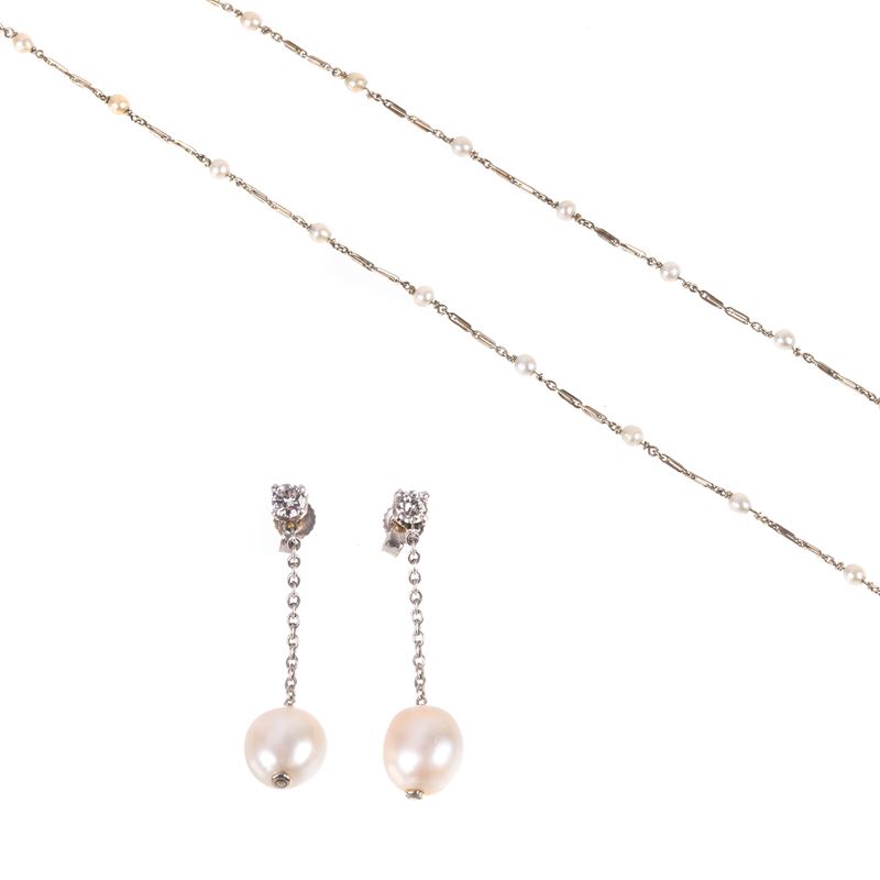 Lunga catena in oro bianco18kt, microperle e paio di orecchini in oro bianco 18 kt, diamanti e pe...