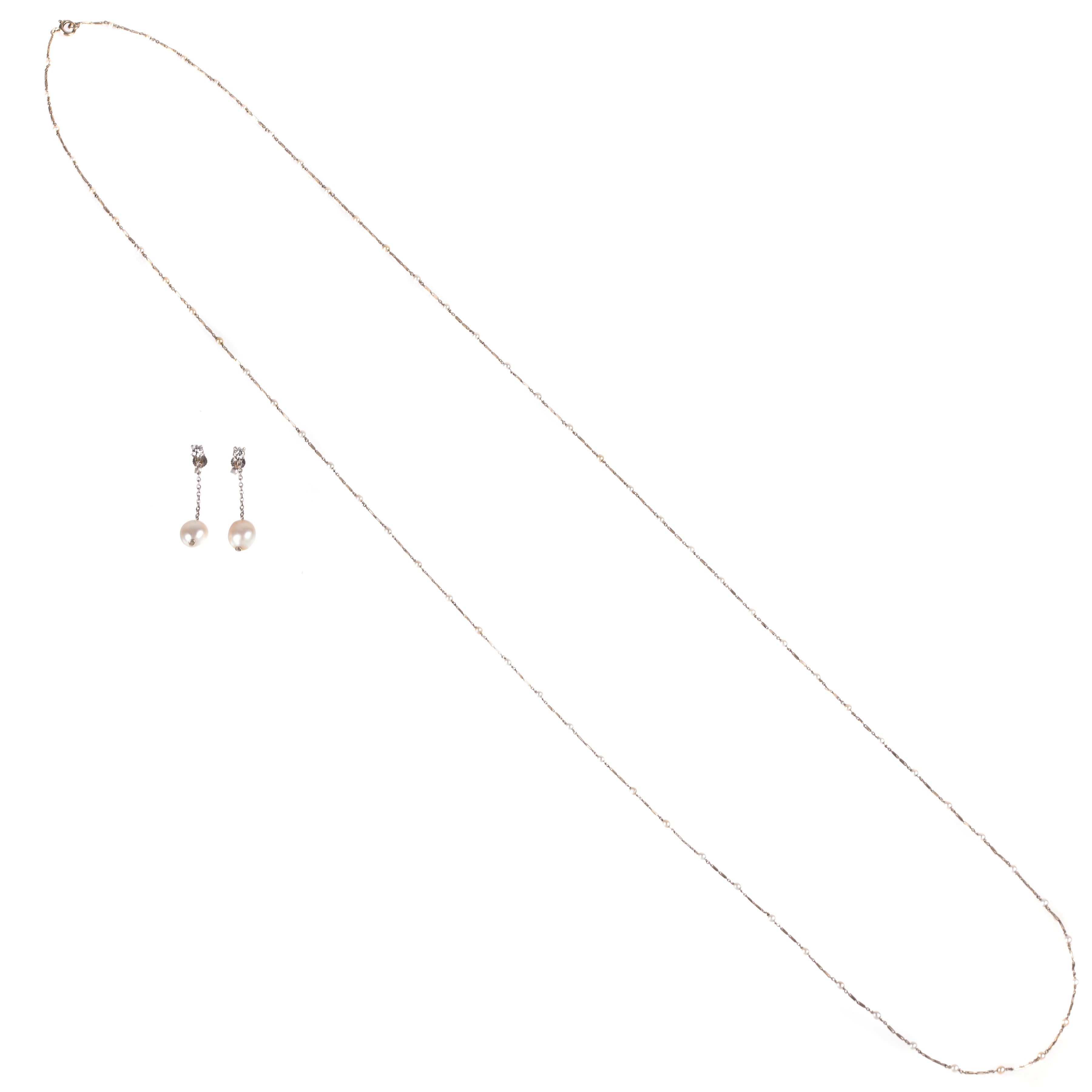 Lunga catena in oro bianco18kt, microperle e paio di orecchini in oro bianco 18 kt, diamanti e pe...