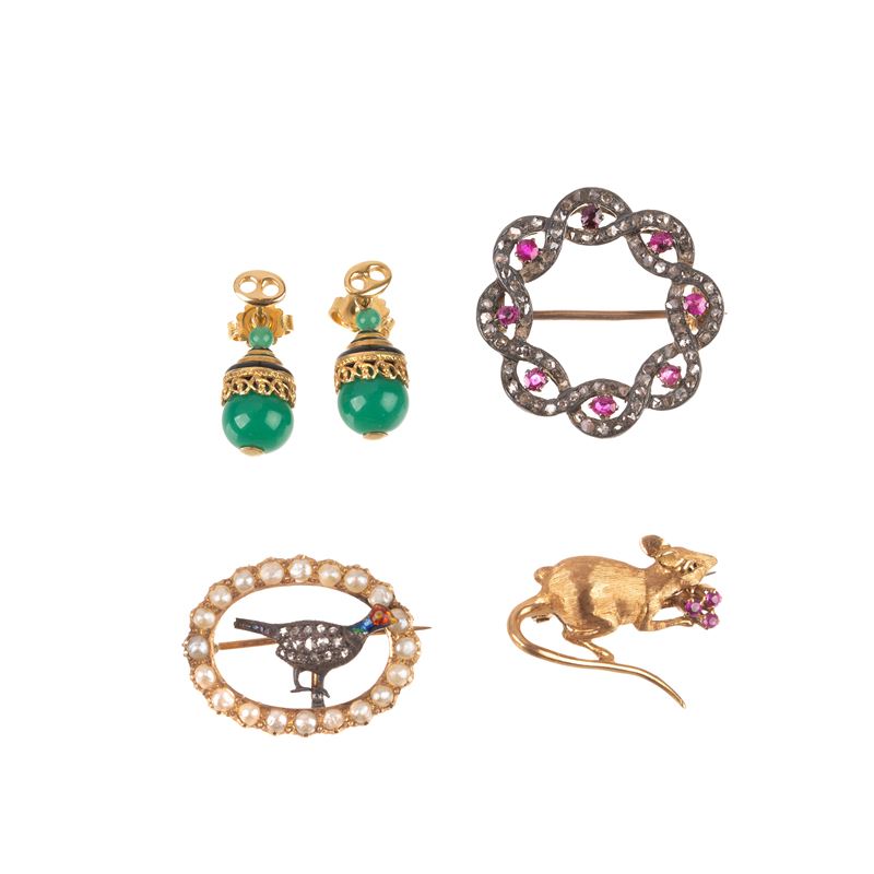 Tre spille in oro basso, microperle, rubini e diamanti e orecchini in oro giallo e agata verde