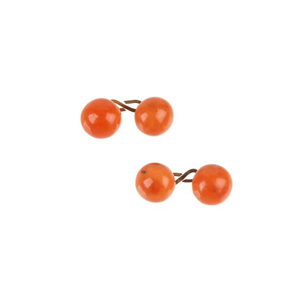 Paio di grandi gemelli in oro giallo 18 kt e corallo rosa