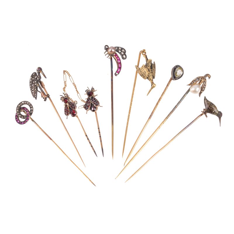 Sette spille da cappello e cravatta in oro 18kt, oro basso, argento, diamanti, rubini e granati