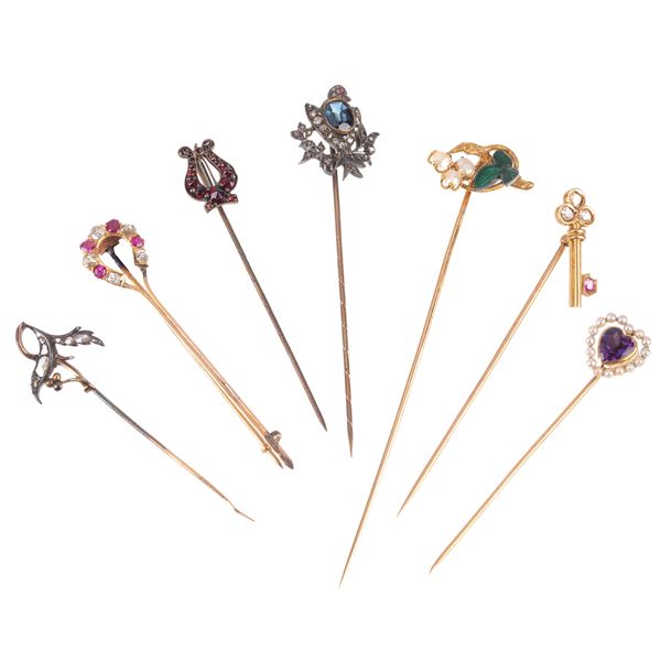 Sette spille da cappello e cravatta in oro 18 kt, oro basso, argento, diamanti, smaltorubini e perle