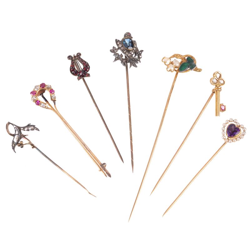 Sette spille da cappello e cravatta in oro 18 kt, oro basso, argento, diamanti, smaltorubini e pe...