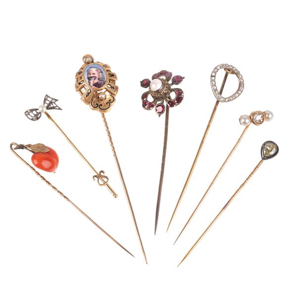 Sette spille da cappello e cravatta in oro 18kt, argento,  corallo, smalti, diamanti, pietre e perle