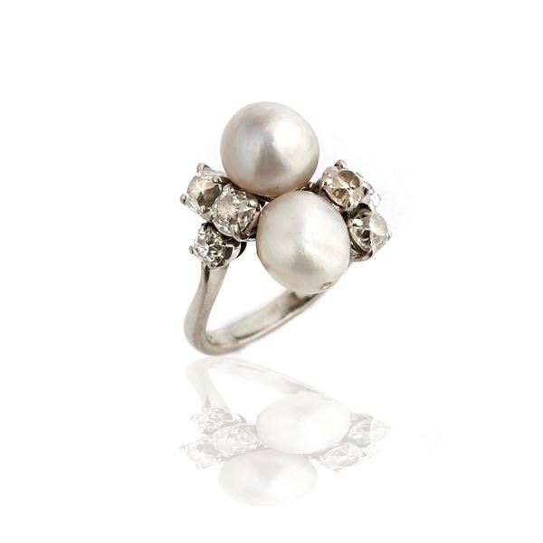 18 kt white gold ring, diamonds and two natural pearls