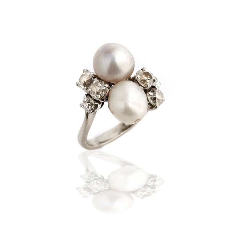 Anello in oro bianco 18 kt, diamanti e due perle naturali