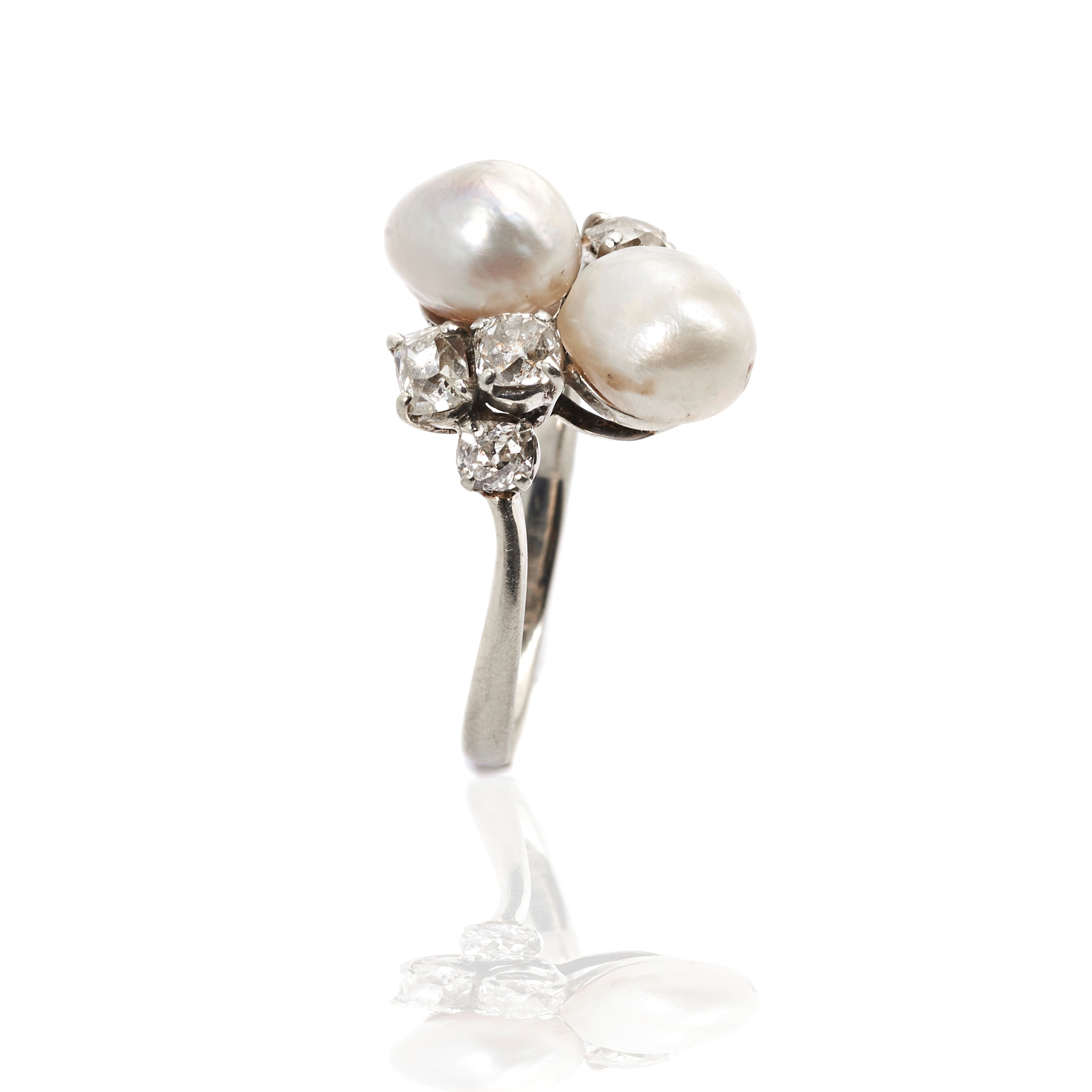 Anello in oro bianco 18 kt, diamanti e due perle naturali