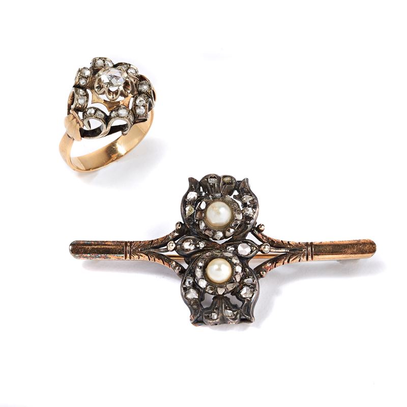 Spilla a barretta e anello in oro giallo 18 kt, oro basso, argento, diamanti e perle