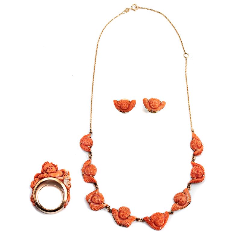 Parure Amorini composta da orecchini, collier e anello in oro giallo 18 kt e corallo rosa inciso