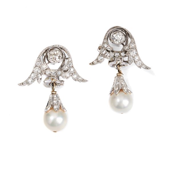 Pair of earrings in 18 kt white gold, diamonds and pearls