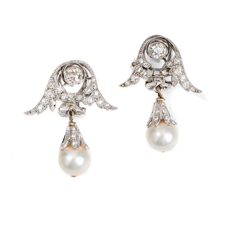 Paio di orecchini in platino e oro bianco 18 kt, diamanti e perle