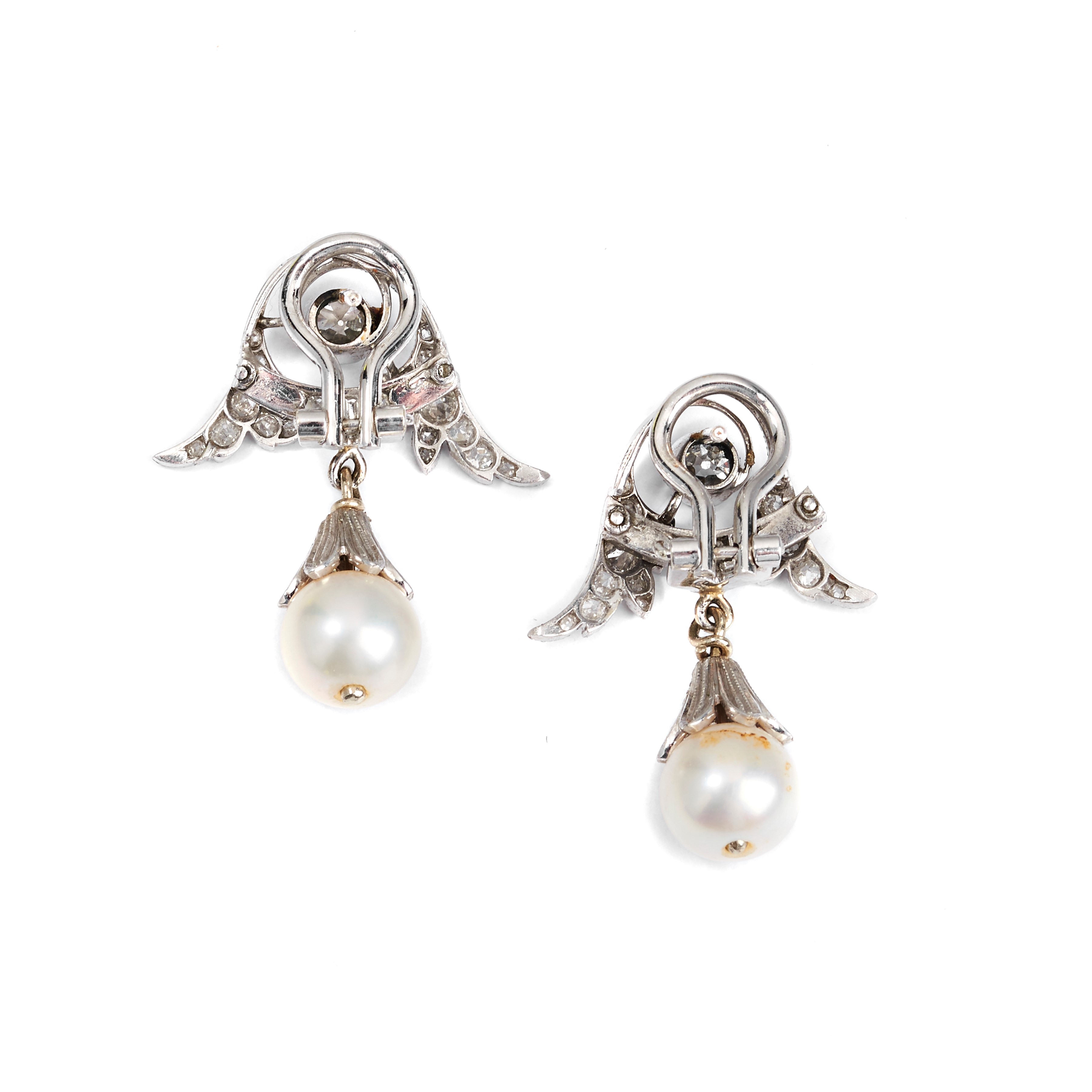 Paio di orecchini in platino e oro bianco 18 kt, diamanti e perle