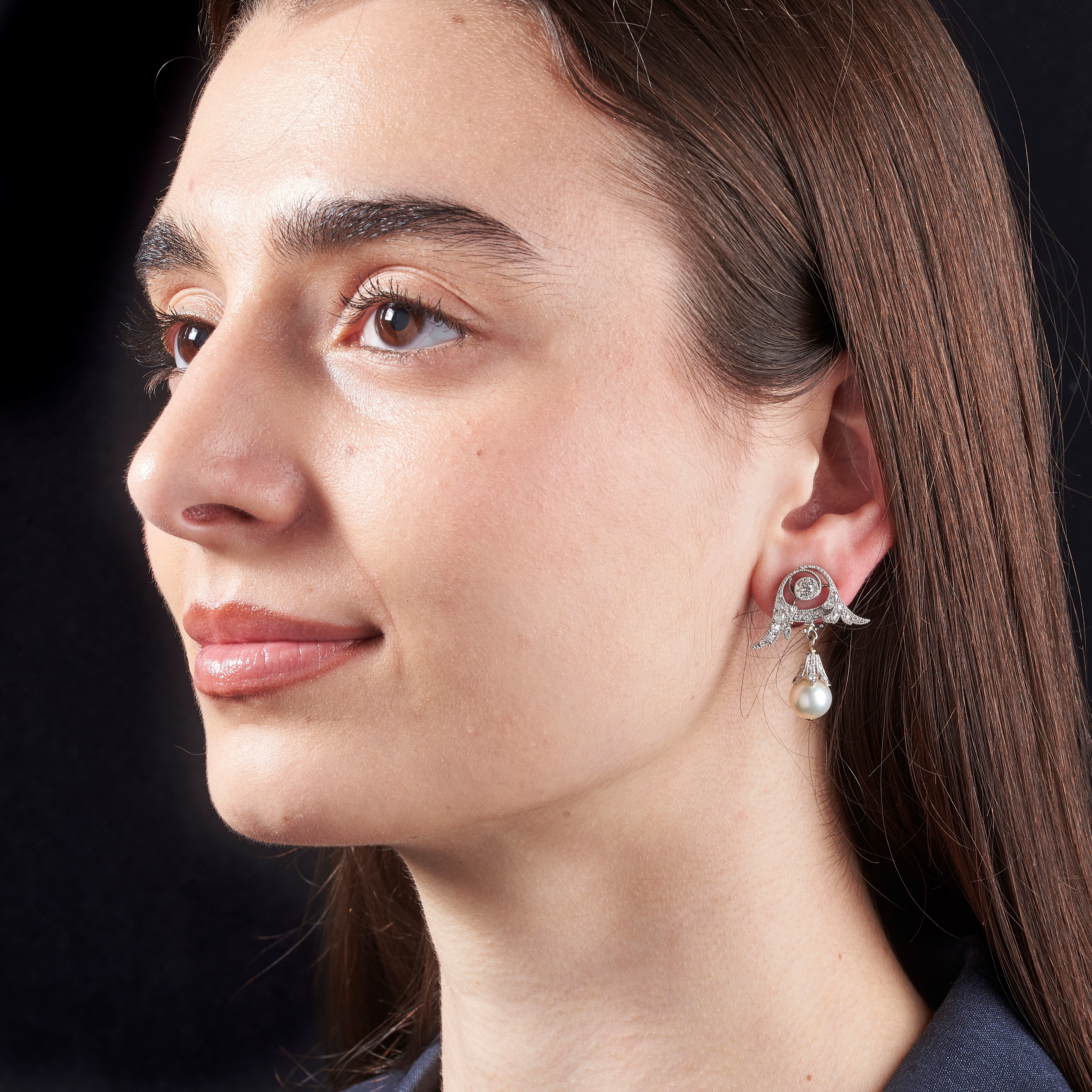 Paio di orecchini in platino e oro bianco 18 kt, diamanti e perle