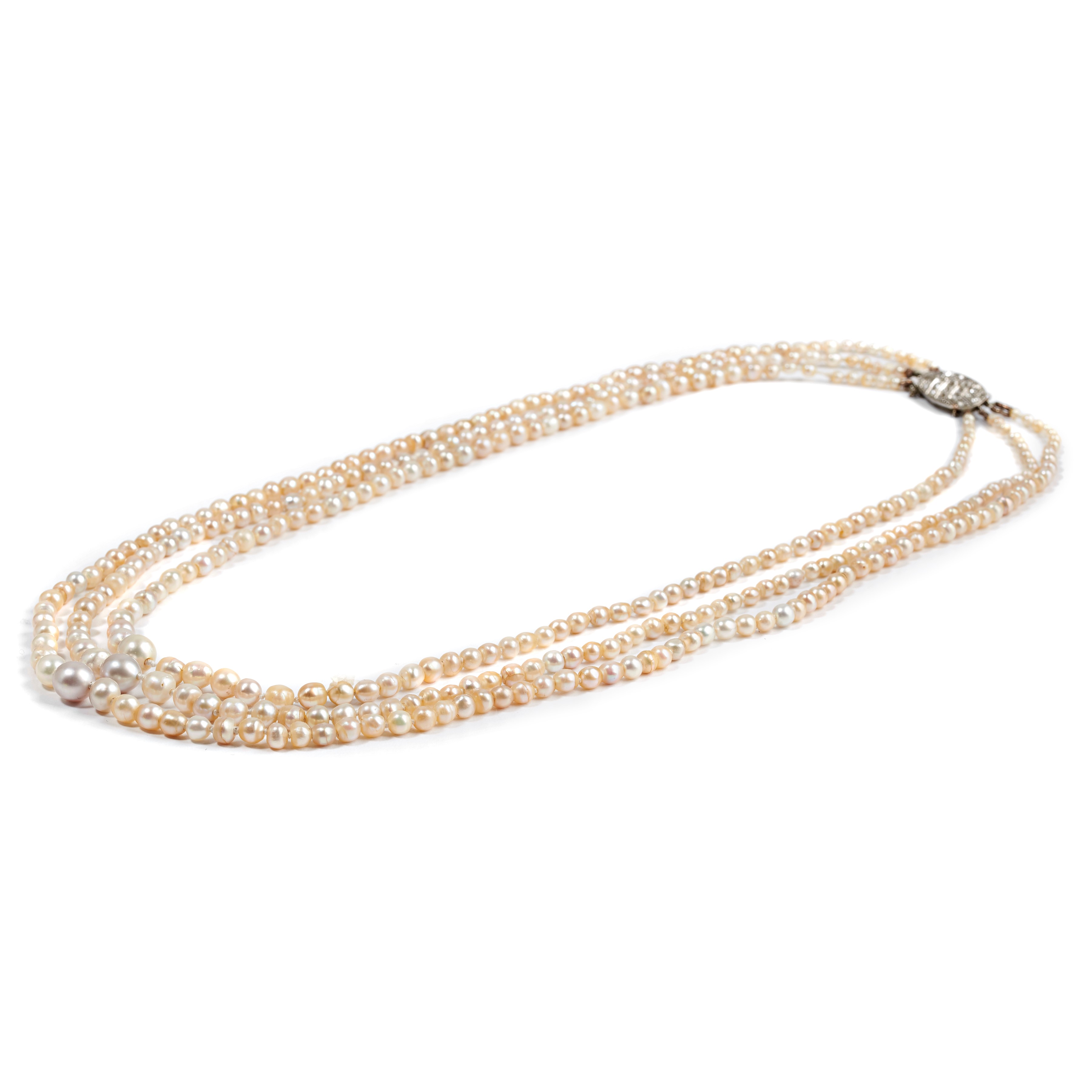 Rara collana a tre fili in perle naturali degradè, platino e diamanti