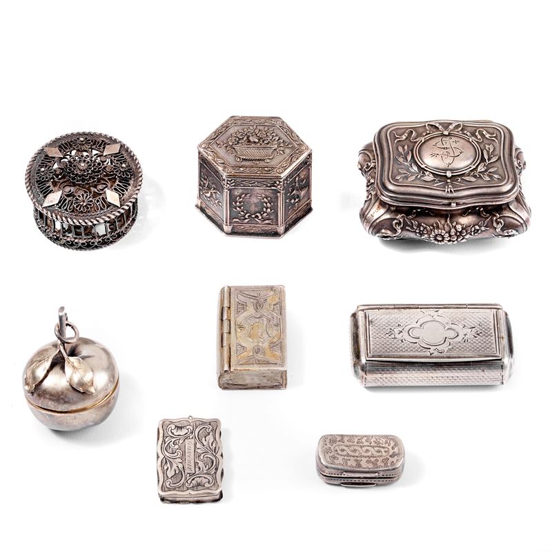 Quattro porta essenze e quattro scatoline in argento 800