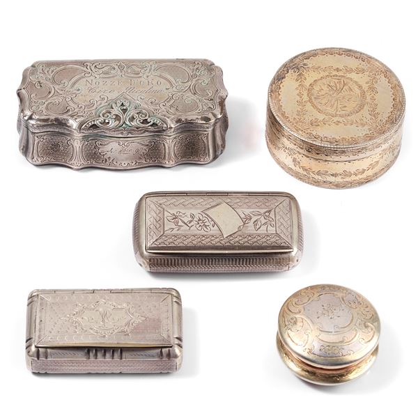Five small boxes, three rectangular and two circular, in 800 silver and silver gilt