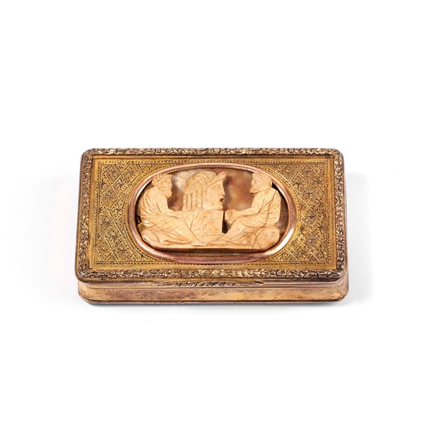 Snuff box in gilded and chiselled 800 silver and cameo engraved with a classical stone scene