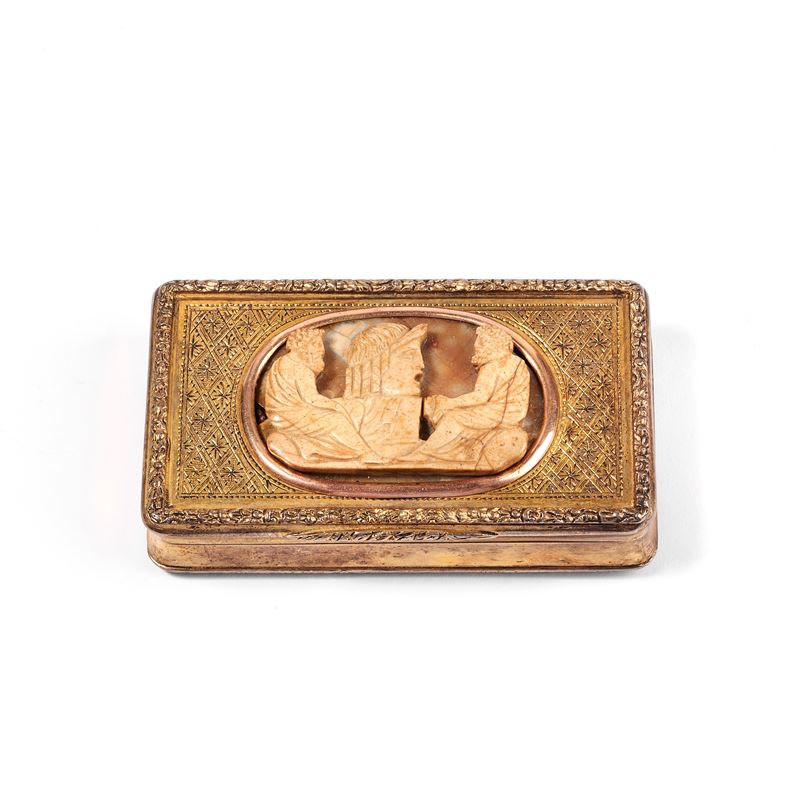 Tabacchiera in argento 800 dorato e cesellato e cammeo inciso con scena classica in pietra dura