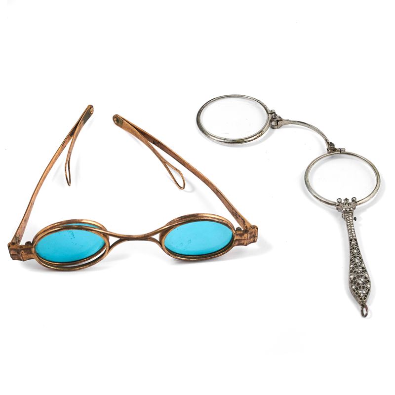 Lorgnette in argento e diamanti e occhiali da sole in metallo dorato pieghevoli con lenti verdi