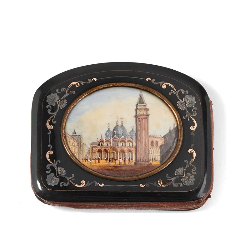 Porta monete in lacca nera intarsiata in oro e argento con veduta di Venezia e Ritratto maschile