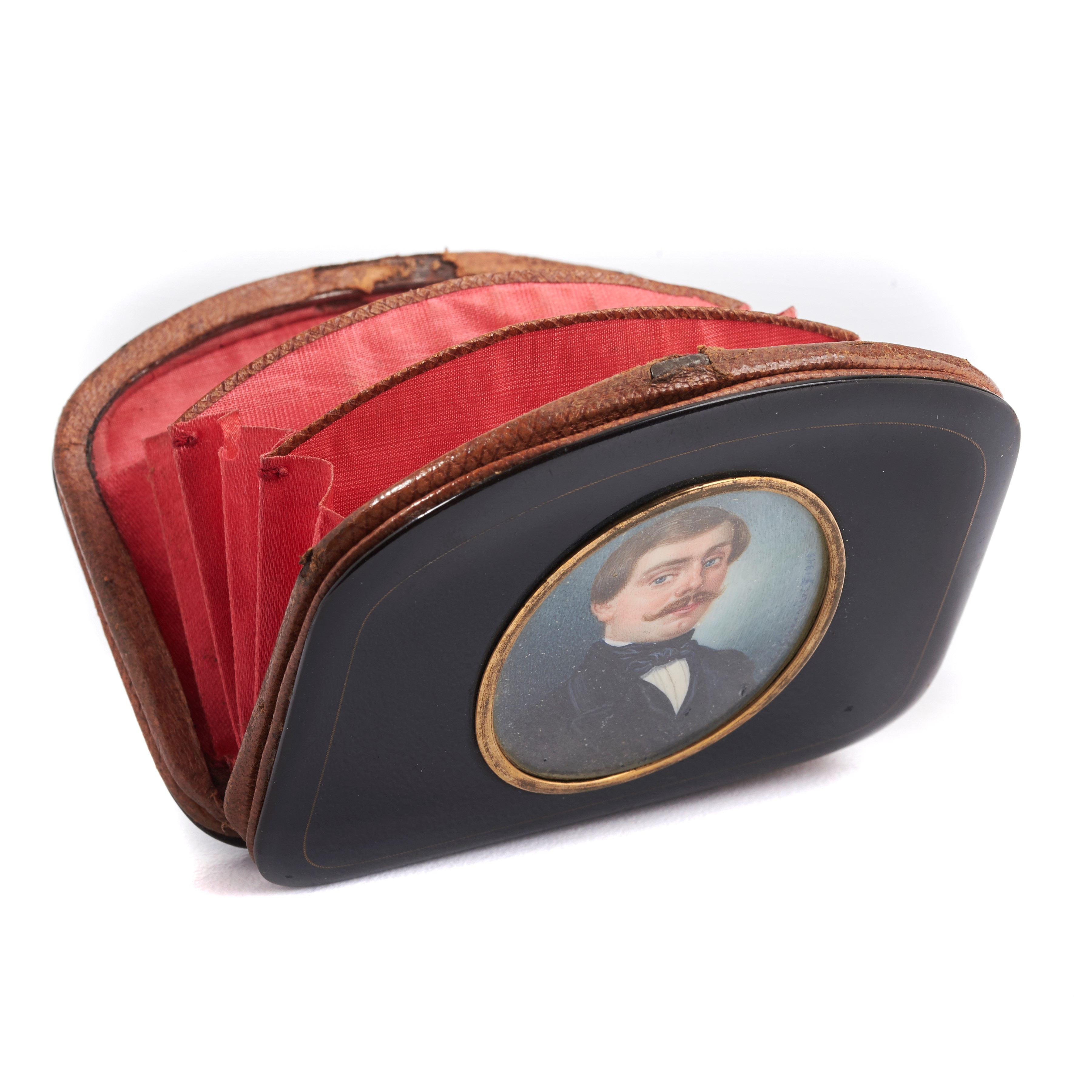 Porta monete in lacca nera intarsiata in oro e argento con veduta di Venezia e Ritratto maschile