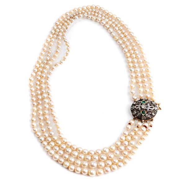 Three-strand necklace made of cultured pearls, 18 kt yellow gold, low gold, silver, diamonds and eme