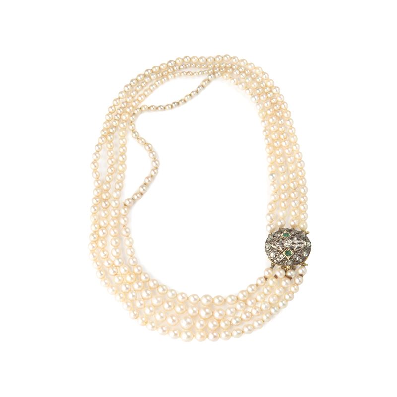 Girocollo a tre fili in perle coltivate, oro giallo 18 kt, oro basso, argento, diamanti e smerald...