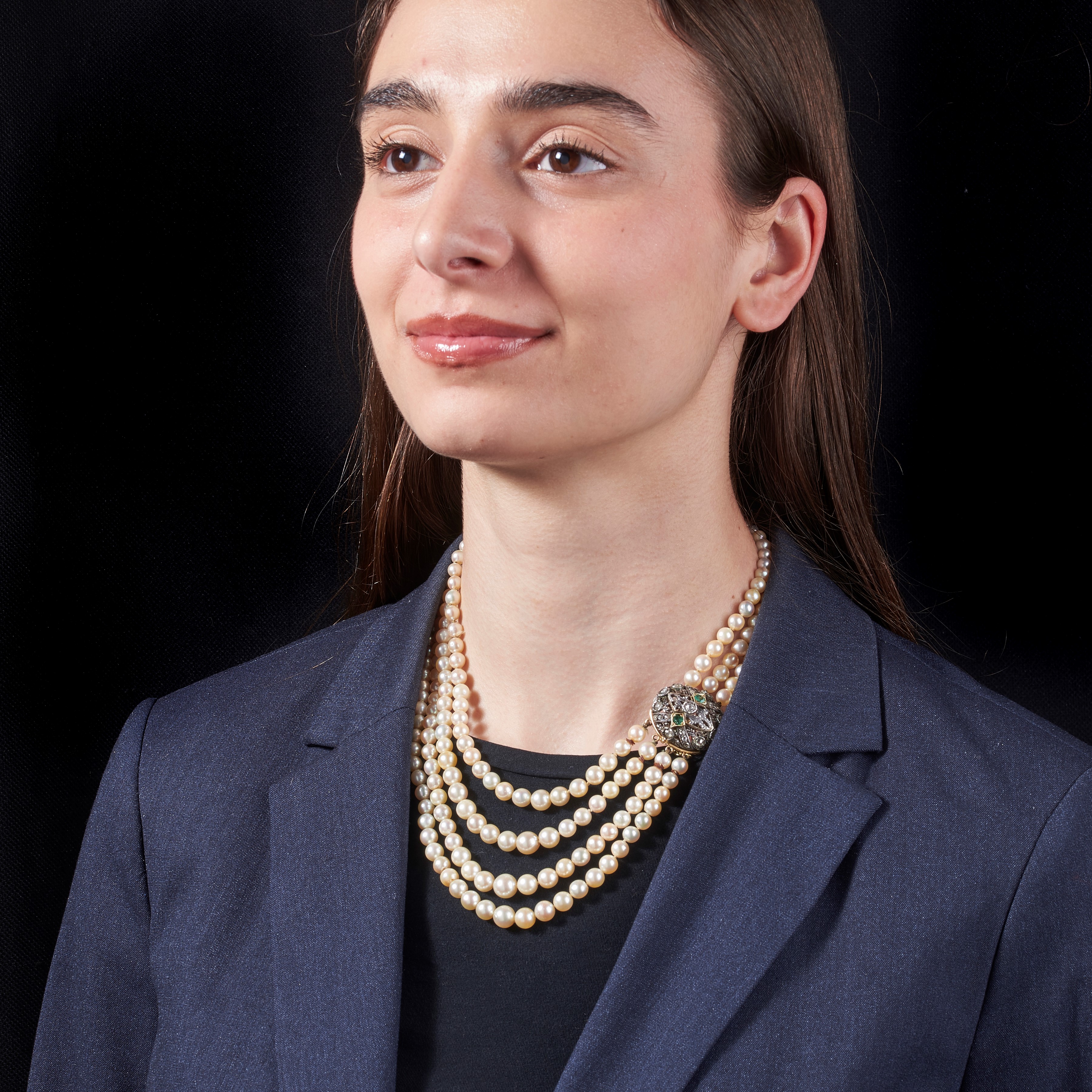 Girocollo a tre fili in perle coltivate, oro giallo 18 kt, oro basso, argento, diamanti e smerald...