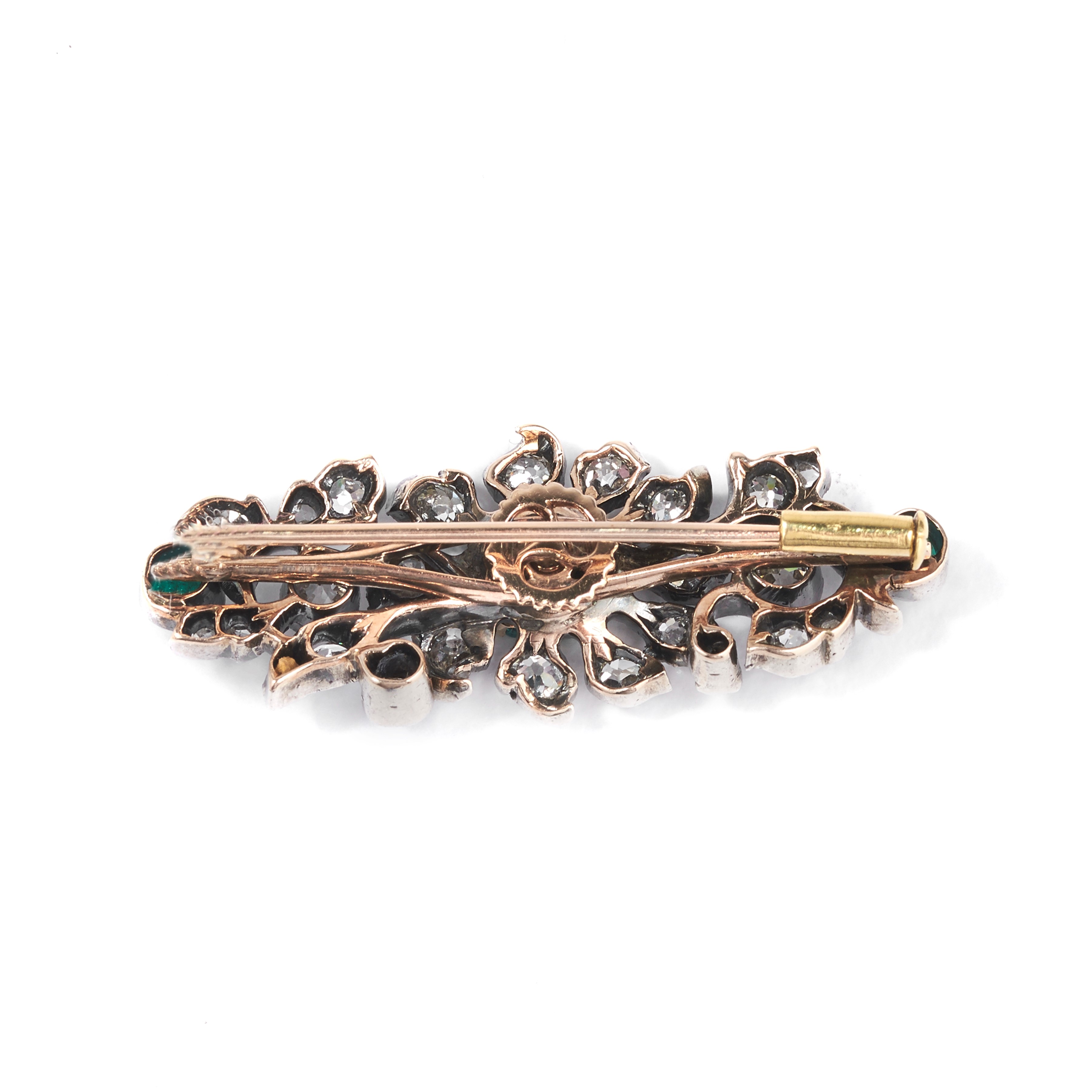Spilla di ispirazione floreale in oro a basso titolo, argento, diamanti e smeraldi