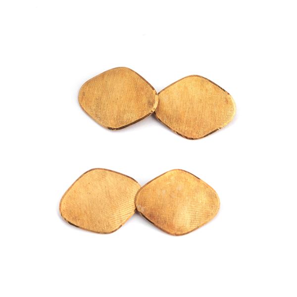 Pair of hexagonal cufflinks in 18 kt yellow gold engraved