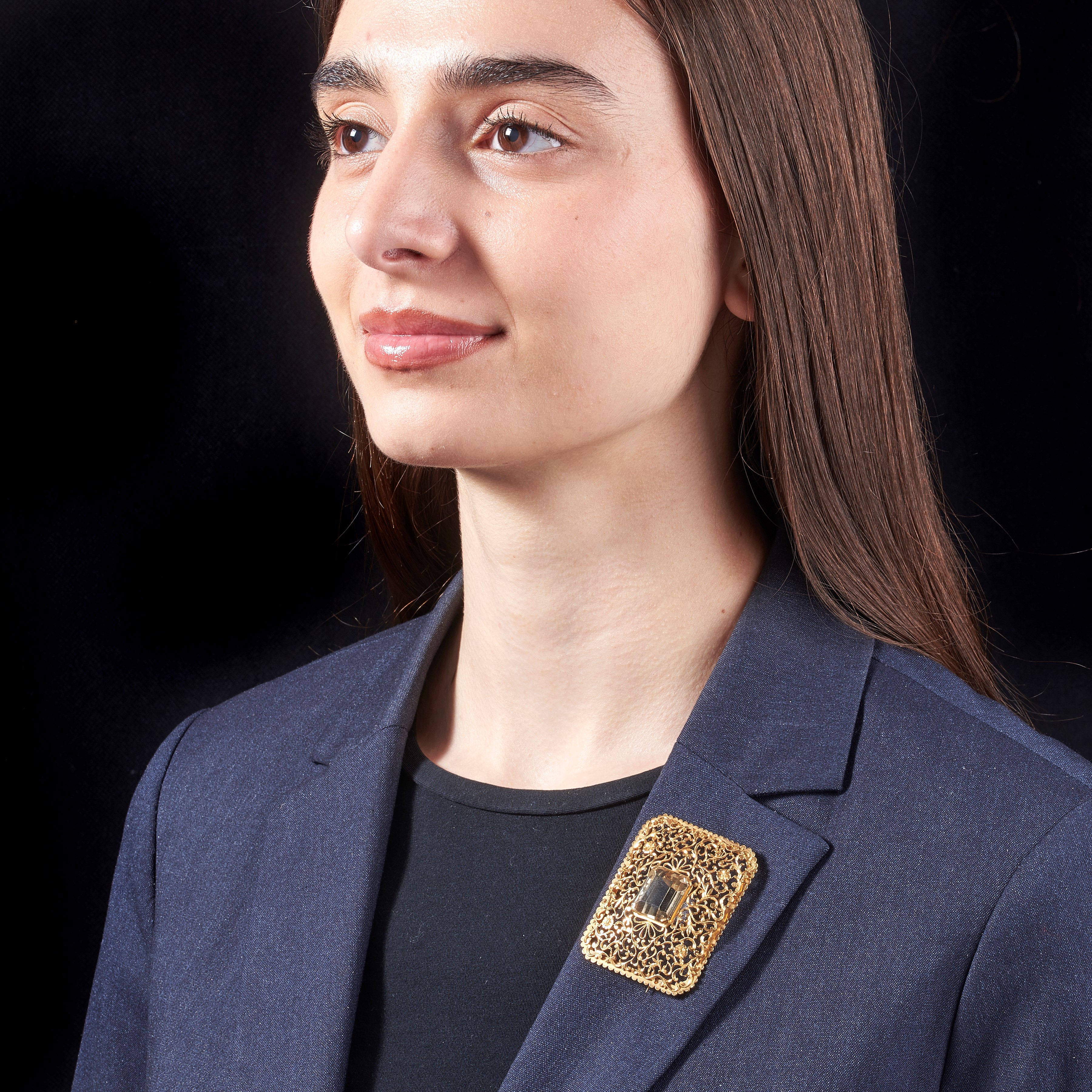 Grande spilla rettangolare in oro giallo 18 kt lavorato a tricot e quarzo citrino