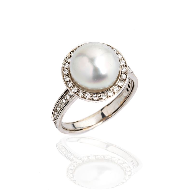 Anello in oro bianco 18 kt, diamanti e perla coltivata