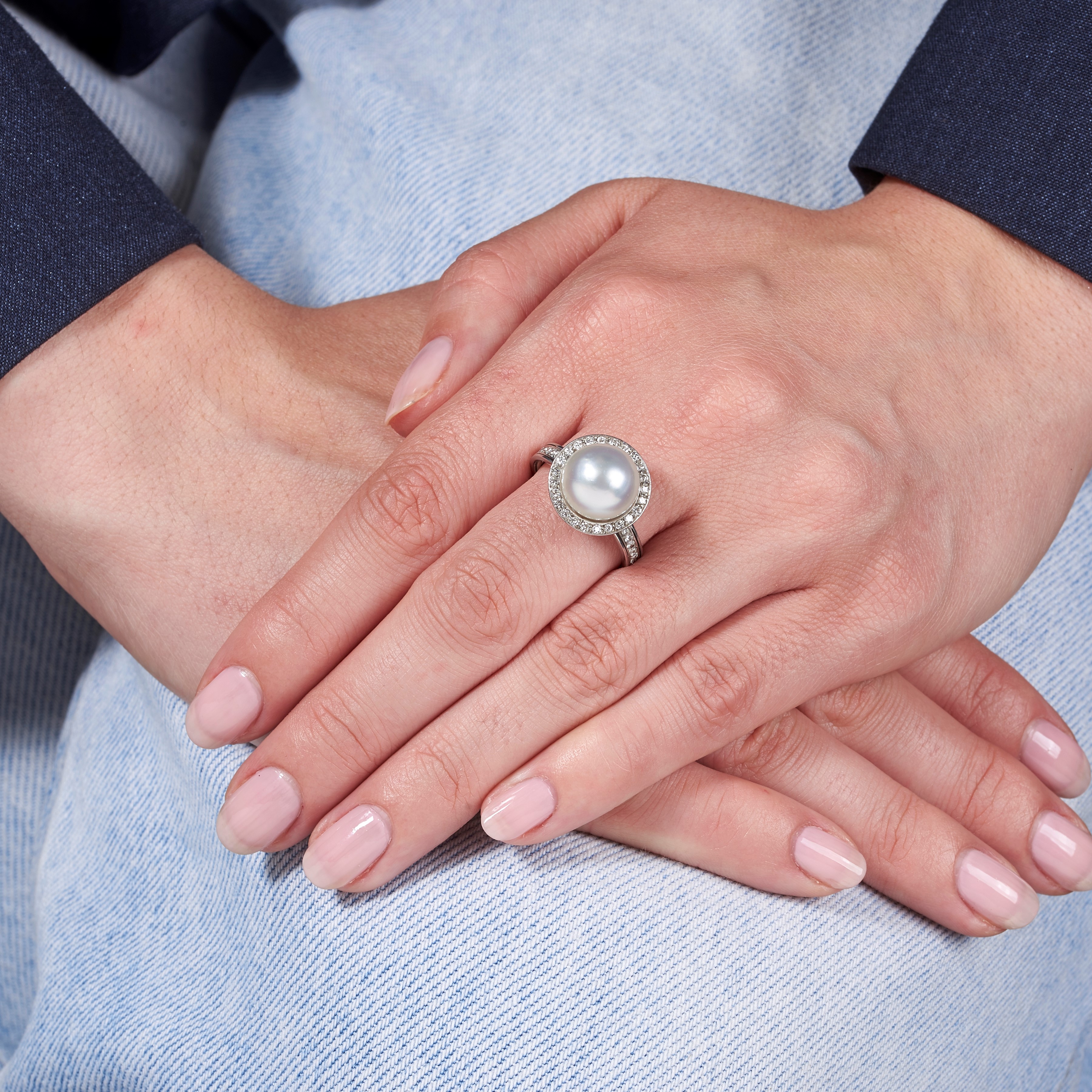 Anello in oro bianco 18 kt, diamanti e perla coltivata