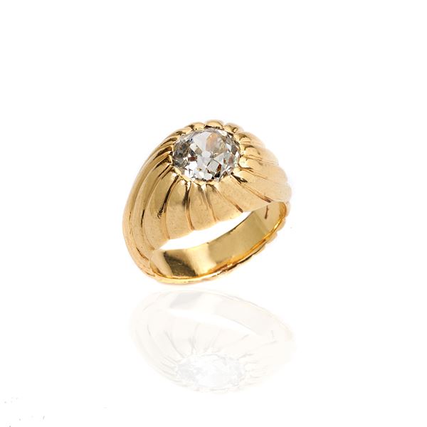 18 kt yellow gold and diamond pinky ring
