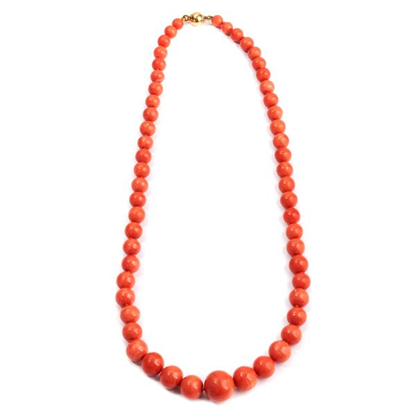 Degraded pink coral boule and 18 kt yellow gold necklace