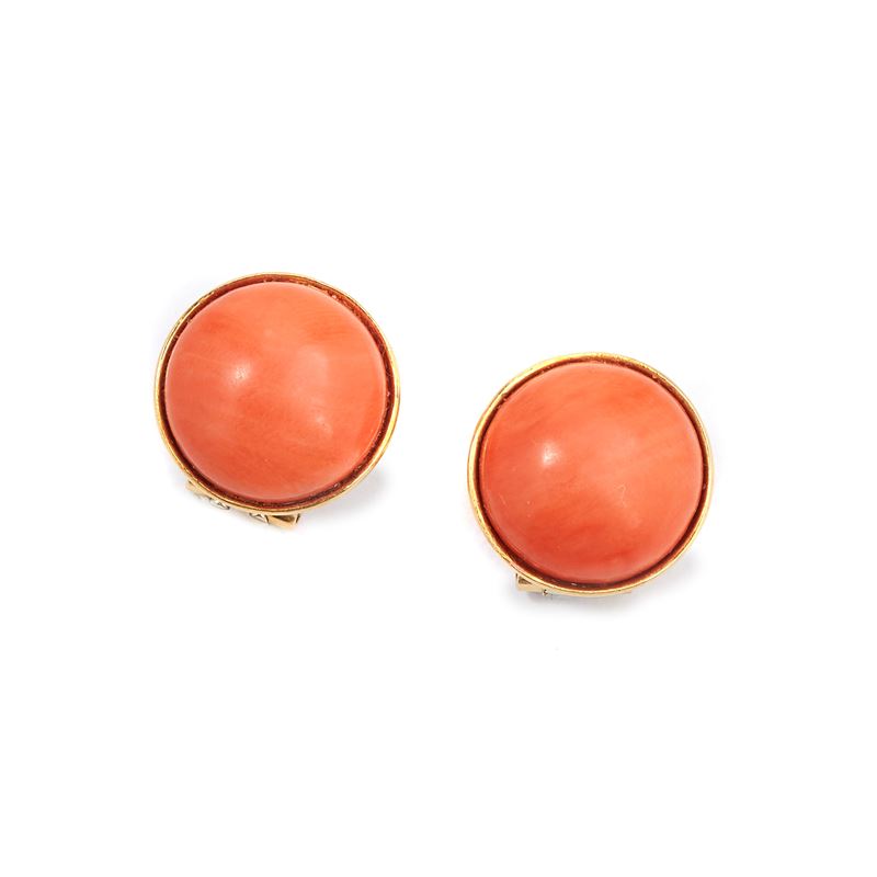 Paio di orecchini a clips in corallo rosa e oro giallo 18 kt