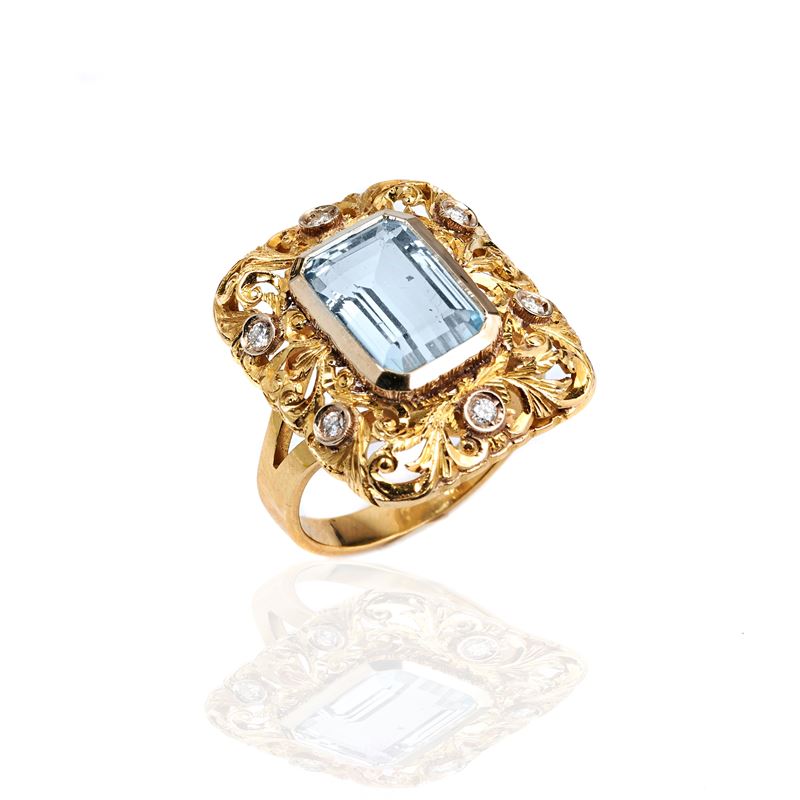 Anello rettangolare in oro giallo, diamanti e acquamarina
