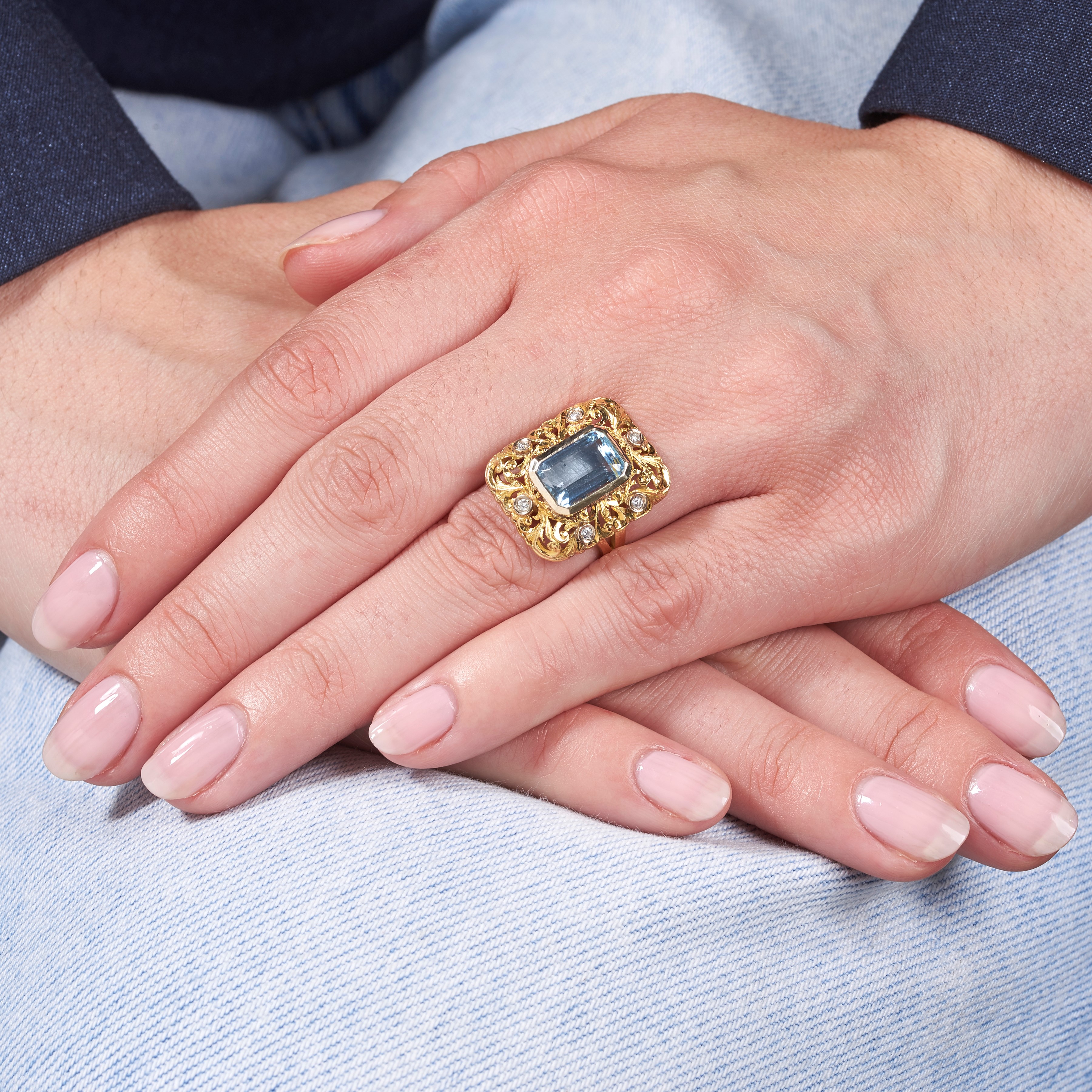 Anello rettangolare in oro giallo, diamanti e acquamarina